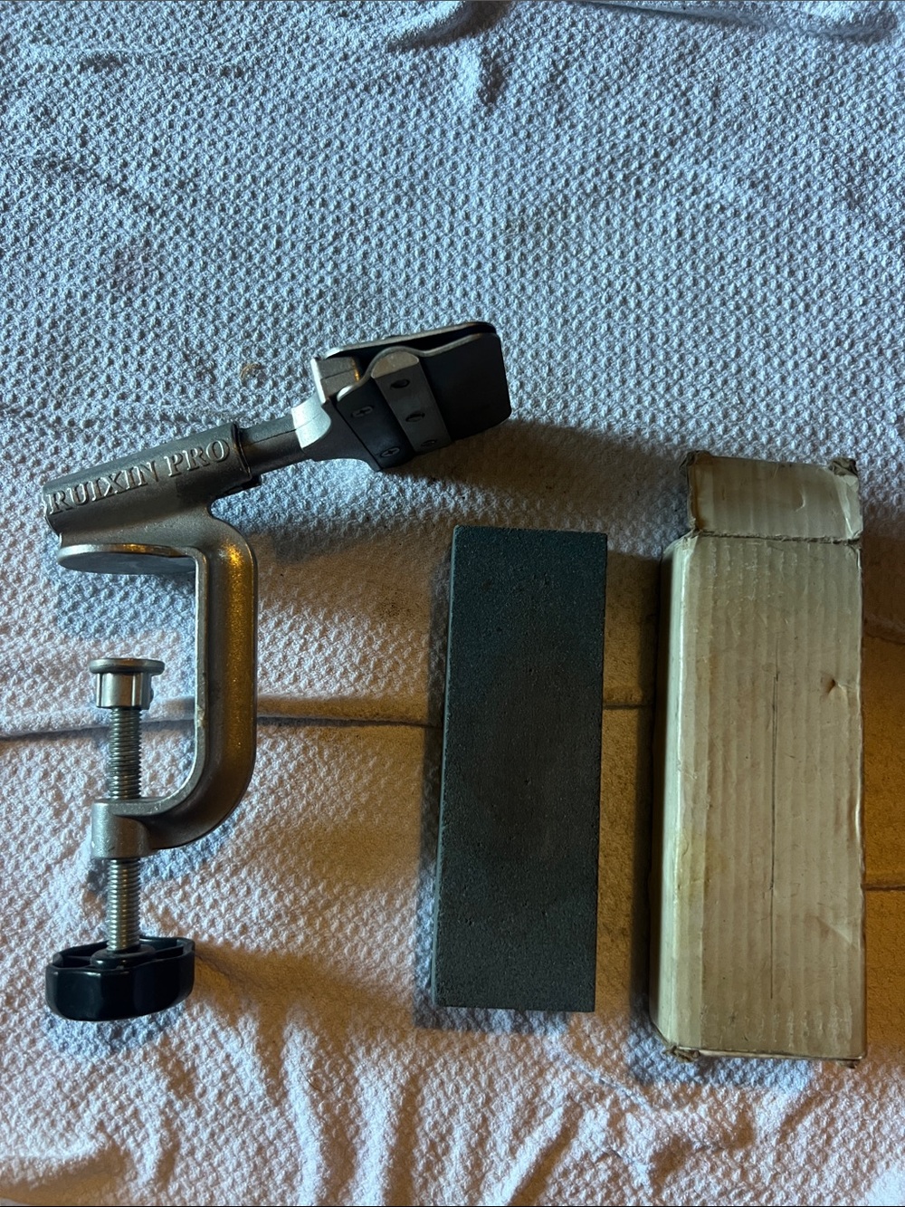 Ruixin pro Knife Clamp Sharpener Holder with Black Sharpening Stone